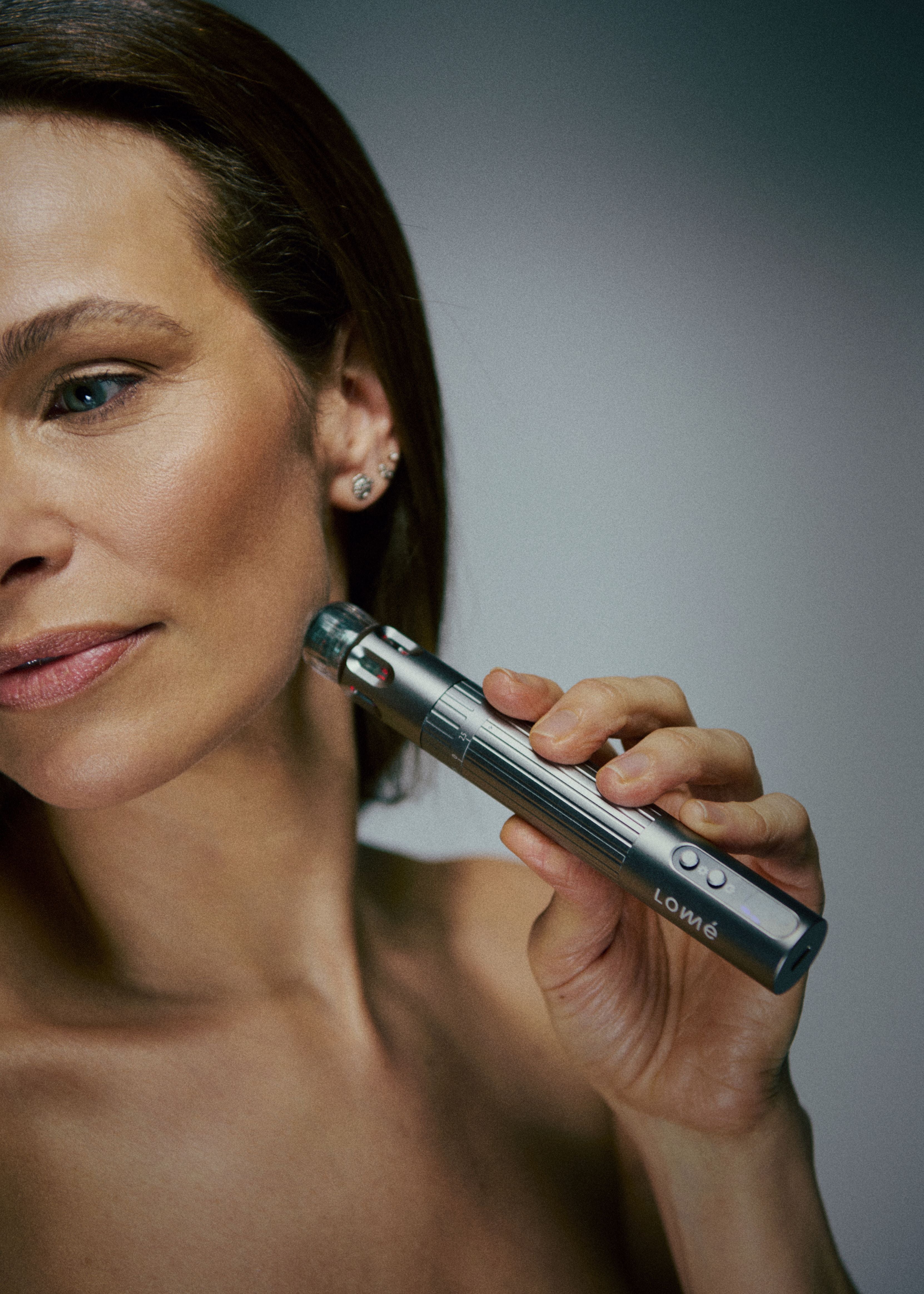 Lome Hydro Fusion Pen behandling med serum infusion i ansigt
